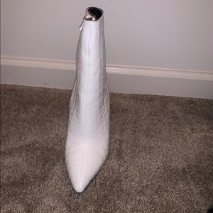 Never been worn, ordered the wrong size